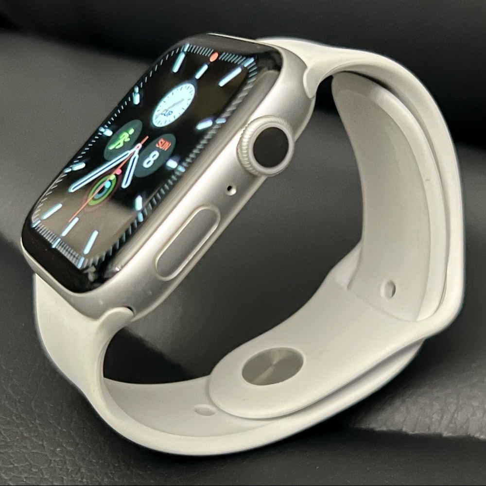 Apple Watch 5 44MM GPS with sports white band